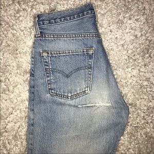 Vintage Levi’s distressed mom jean w ripped butt